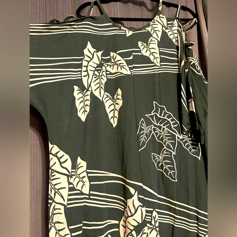 Wahine Toa 1/4 sleeve Kalo blouse with cold shoulder sleeve detail. Size 3x